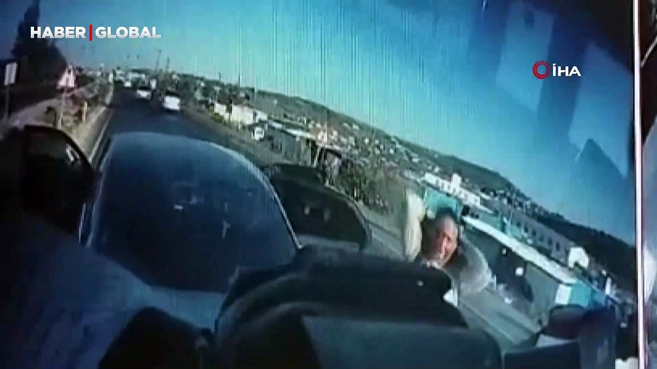 Trafikte korku saçan anlara dair yeni görüntüle...