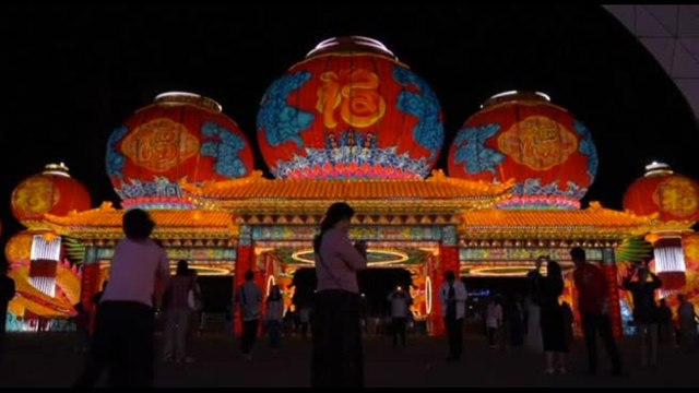 Pechino si illumina di colori e di lanterne di drago