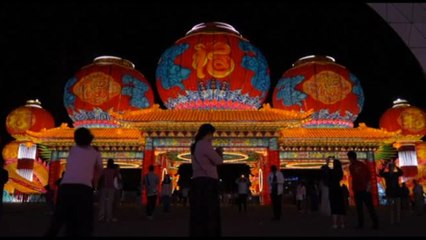 Pechino si illumina di colori e di lanterne di drago