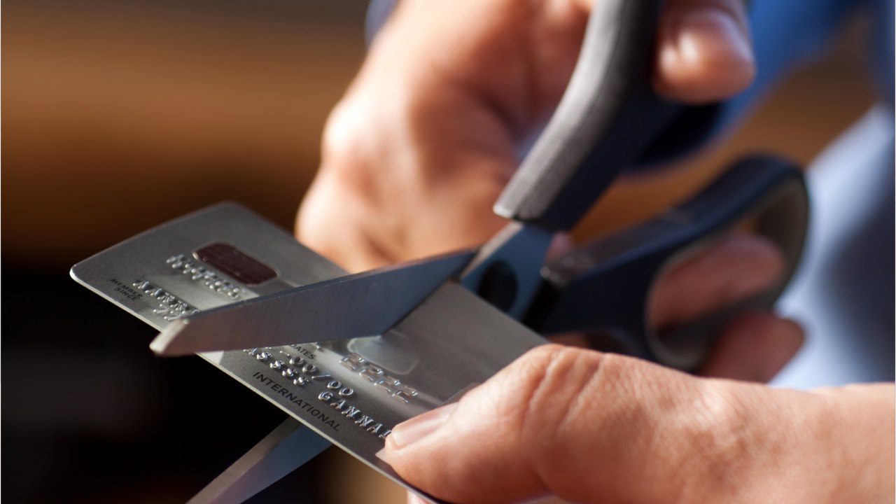 Non, il ne faut pas couper sa carte bancaire : attention à cette nouvelle arnaque