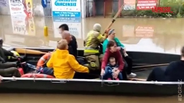 Polonia: cercano riparo dall'alluvione salendo sul tetto, il video dei soccorsi e il recupero in elicottero