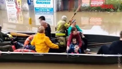 Polonia: cercano riparo dall'alluvione salendo sul tetto, il video dei soccorsi e il recupero in elicottero