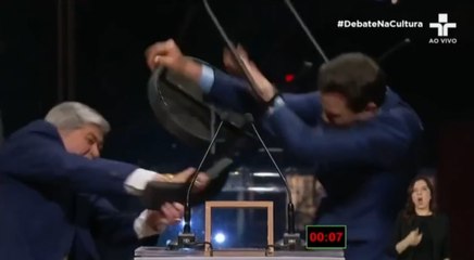 Video herunterladen: Veja o momento em que Datena agride Pablo Marçal com cadeirada durante debate em SP