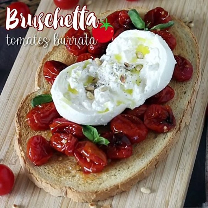 Bruschetta aus gerösteten tomaten und burrata