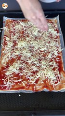 Torciglioni di pasta sfoglia con prosciutto crudo e mozzarella