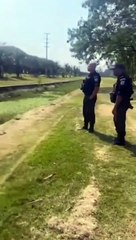 Policiais formam ‘corda humana’ para salvar cadelinha em canal na Zona Oeste