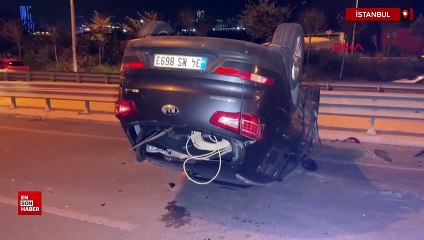 Avcılar'da kaza yapıp ters dönen otomobile çevredekiler yardım etti