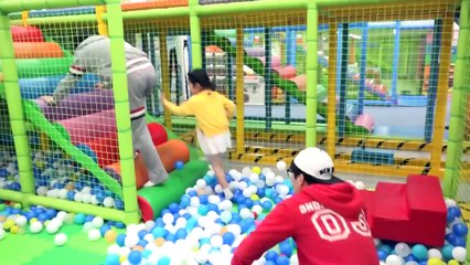 Boram bermain dengan Modern Kitchen Toy Set.