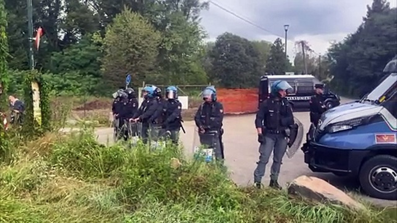 Torino, ripresi lavori al parco del Meisino con la polizia che sorveglia