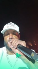 Booba surprend une fan en lui prenant son téléphone pour filmer SDM 📱
