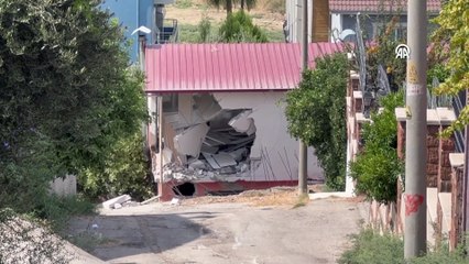 Çöp kamyonu müstakil eve çarptı!