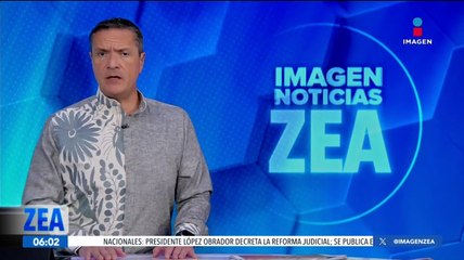 Niños ayudan a un grupo de militares a levantar una bandera de México
