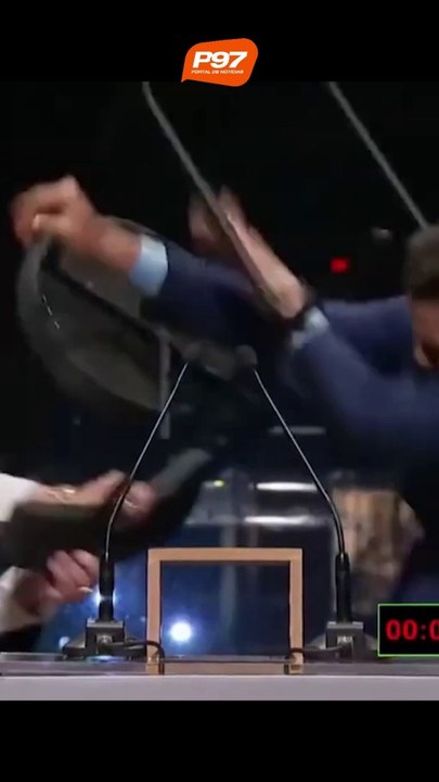 Datena agride Pablo Marçal com cadeirada durante debate em SP