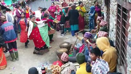 Video herunterladen: Dance in Traditional Nepalese Music Panchebaja | Cultural Marriage in Nepal |