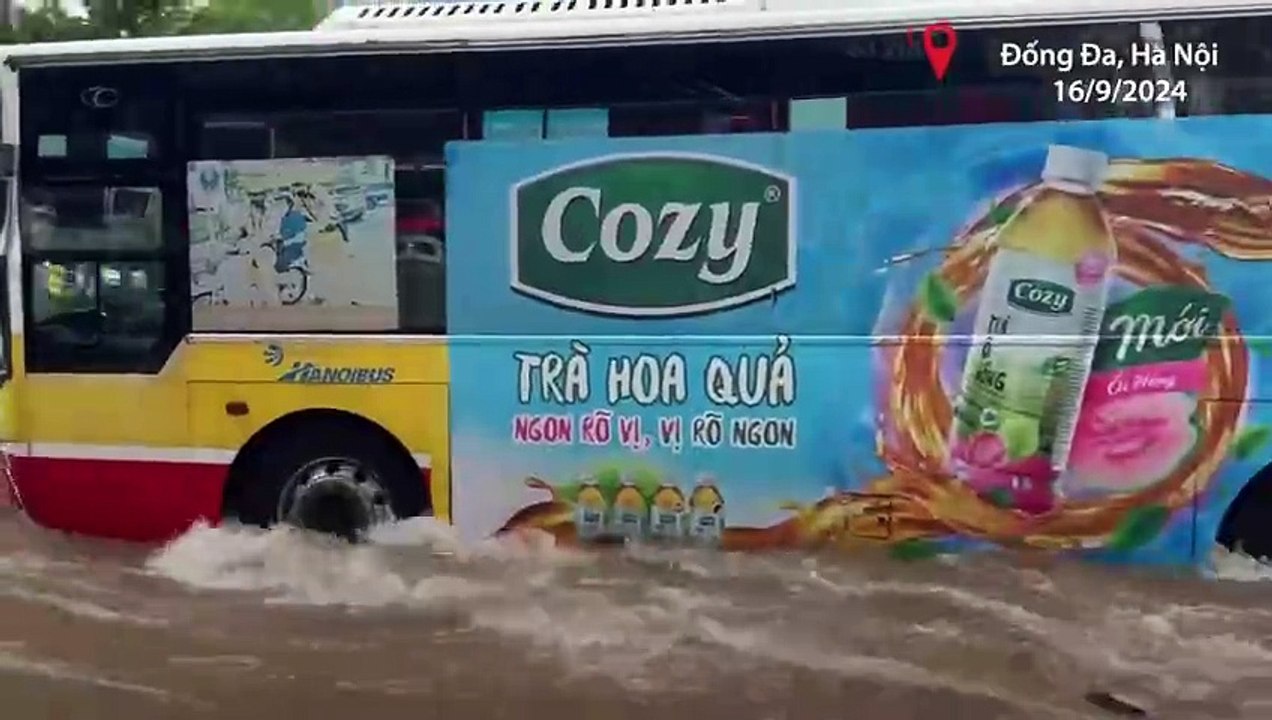 DÒNG XE CHÔN CHÂN TRÊN PHỐ VÌ NGẬP SÂU