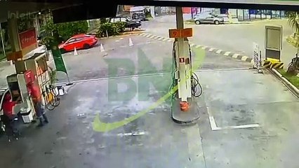 Motociclista invade posto de gasolina e bate em bomba de abastecimento em Salvador