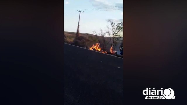 Carro sem nenhum responsável pega fogo em rodovia que liga Cajazeiras a São José de Piranhas