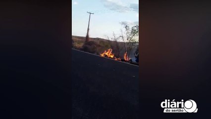Carro sem nenhum responsável pega fogo em rodovia que liga Cajazeiras a São José de Piranhas