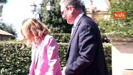 Video herunterladen: La premier Meloni incontra il premier inglese Keir Starmer a Villa Pamphilj a Roma