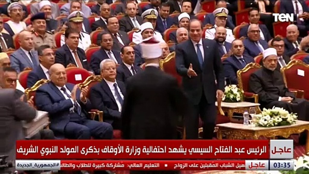وزير الأوقاف يهدي الرئيس السيسي نسخة من "القرآن الكريم" خلال احتفالية المولد النبوي الشريف
