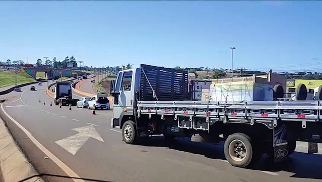 Caminhão tombado no Trevo Cataratas deve ser retirado às 13h