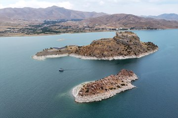 Keban Barajı'nın ortasındaki Pertek Kalesi'ne tarihi bir yolculuk