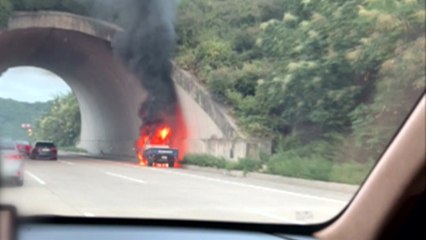 상주영천고속도로 트럭 화재..."차 아래서 불꽃" / YTN