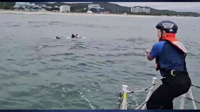 강원 하조대해수욕장서 표류...피서객 2명 구조 / YTN