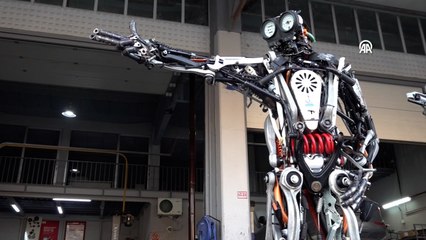 Motor ustası araç atıklarından 'Yusuf Dikeç duruşlu' maket robot yaptı