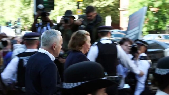 Ex-apresentador da BBC é condenado por comprar fotos sensuais de menores