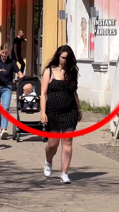 Cette femme enceinte ne parvient pas à faire ses lacets en pleine rue puis reçoit un geste précieux