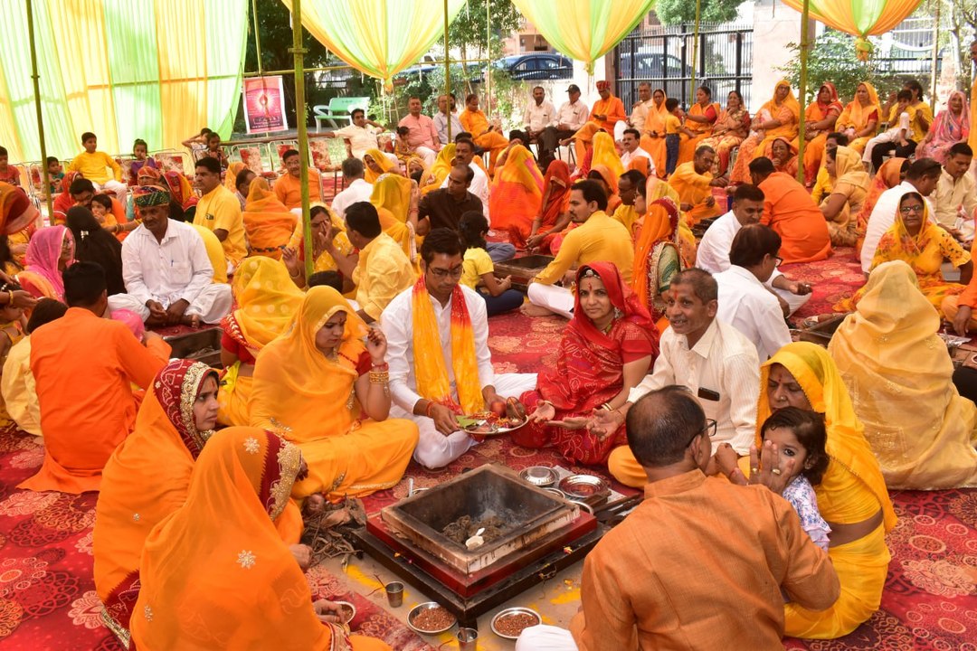 नौ कुण्डीय यज्ञ में उमड़े श्रद्धालु, अर्पित की...