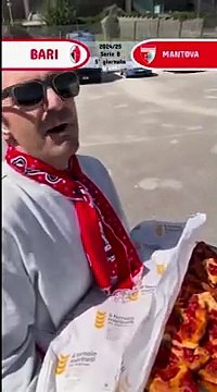 Bari, tifoso biancorosso offre la focaccia agli ospiti (fuori casa) del San Nicola: «Qui nessuno è straniero»