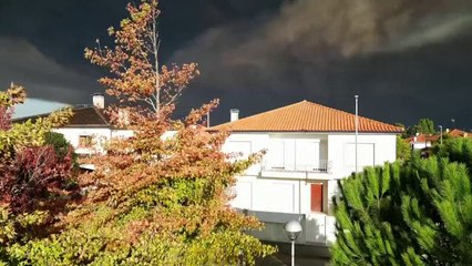 Dicker Qualm liegt über Waldbrandgebieten in Portugal