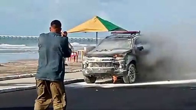 Viatura do BOPE pega fogo em avenida de Maceió