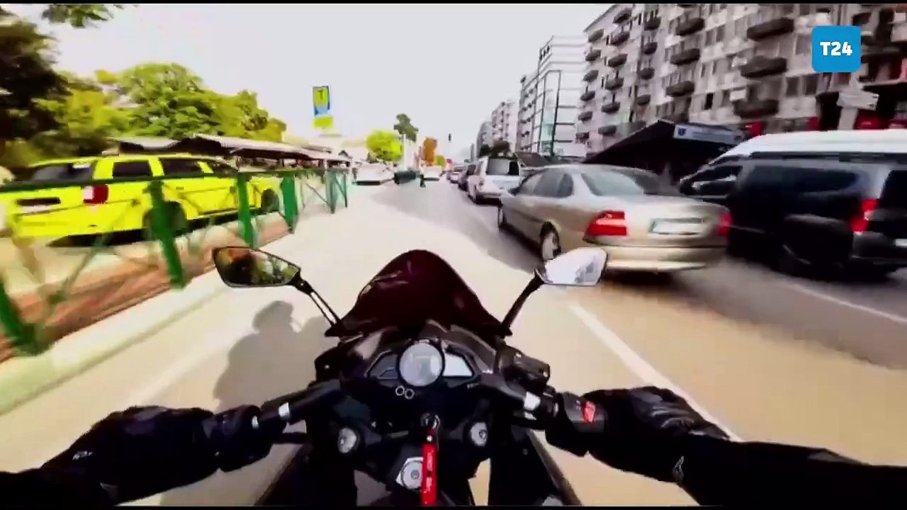 Kız arkadaşını kasksız taşıyan motorcu ile trafik polisinin diyaloğu izleyenleri gülümsetti