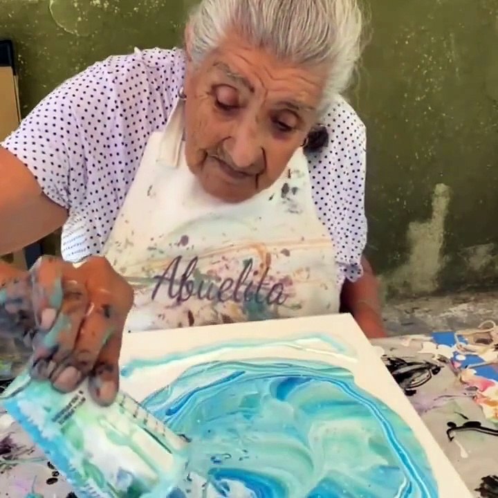 À 93 Ans, Abuelita Inspire avec ses Magnifiques Tableaux et Partage sa Passion sur les Réseaux Sociaux