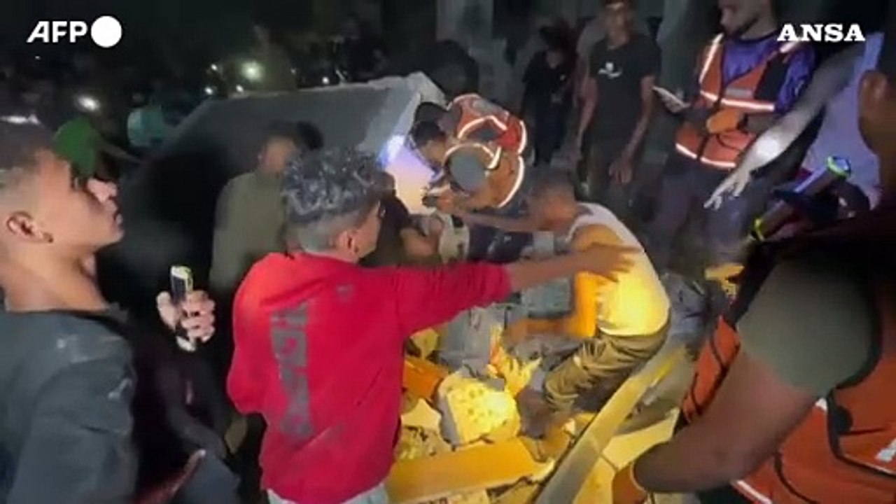 Gaza, i soccorsi dopo un raid israeliano nel quartiere Sheikh Radwan