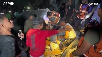 Gaza, i soccorsi dopo un raid israeliano nel quartiere Sheikh Radwan