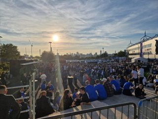 Télécharger la video: Former NFL star Tom Brady makes his way past the away fans at St Andrew's