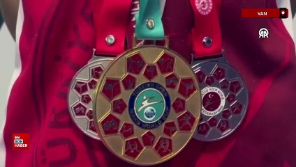 Minik kick boksçu 6 yaşındaki Ahmet Batur'dan 1 yılda 3 madalya