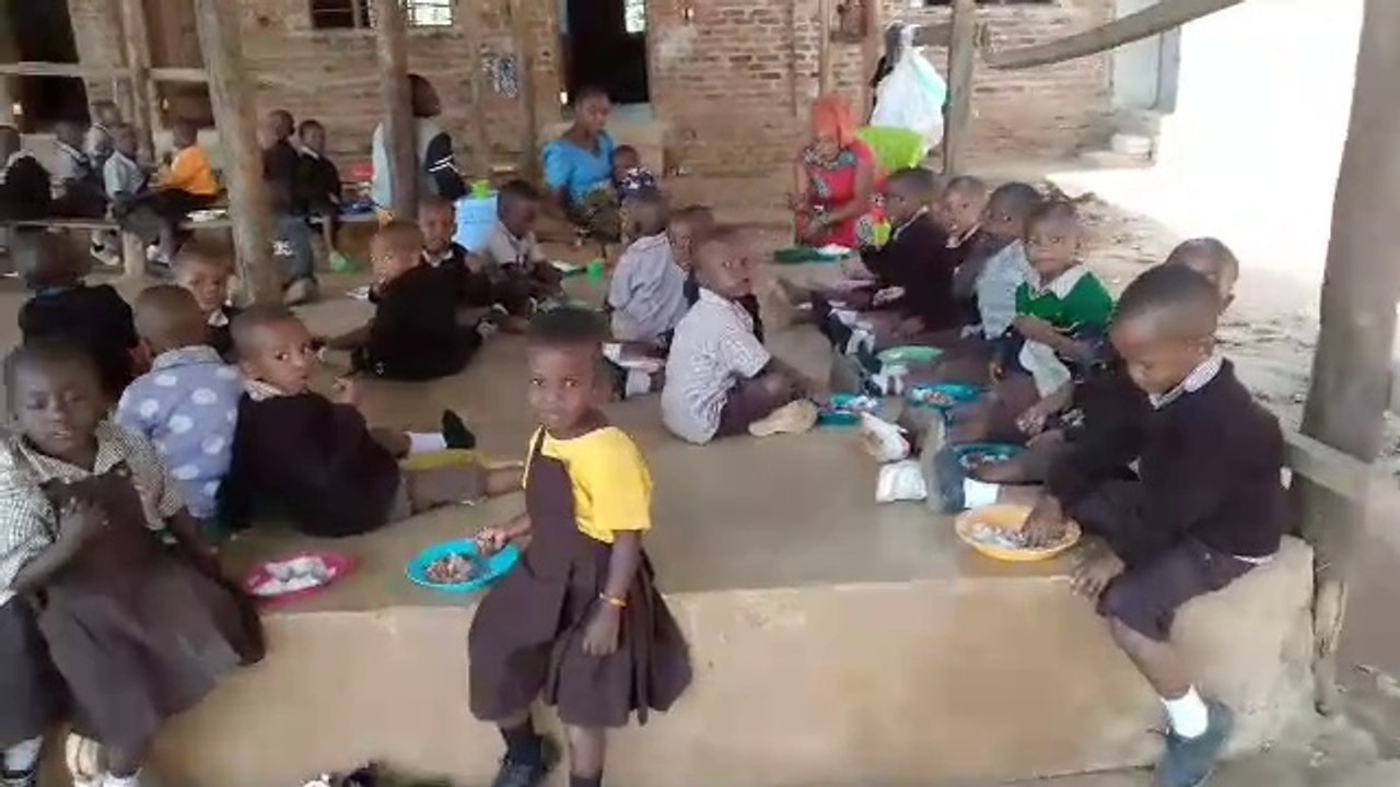 Lupiro - Essen in der Kirche