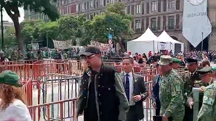 Pepe Aguilar se retira del desfile en el Zócalo capitalino con seguridad militar