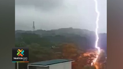 tn7-Joven graba la caída de un sorprendente rayo en Atenas-160924