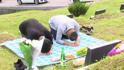 이어지는 추석 성묘객 발길...정성스레 음식도 준비 / YTN