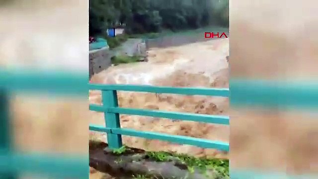 Artvin'de kuvvetli yağış ardından taşkın ve heyelan; 32 köy yolu kapandı