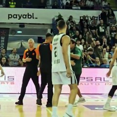 Panathinaikos-Maccabi maçında açılan pankart Ergin Ataman'ı çılgına çevirdi; hakemlere "beni atın" dedi
