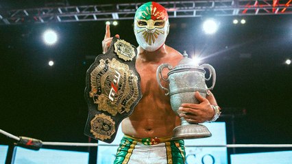 Místico celebra su victoria sobre Máscara Dorada y retiene su campeonato Mundial de Peso Medio de la MLW