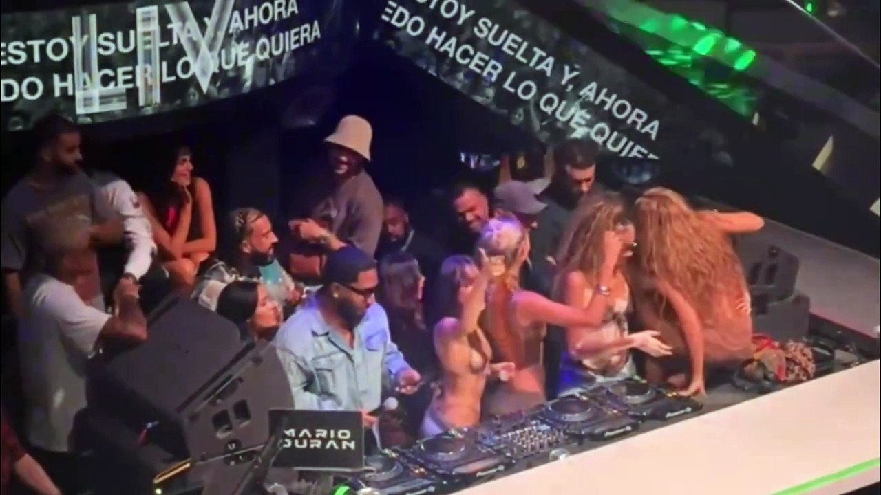 Miami : Colère de la chanteuse Shakira qui quitte la scène en plein concert, quand un homme tente à deux reprises de filmer sous sa jupe alors qu'elle est en train de danser