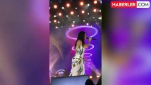 Şarkıcı Simge'ye sahnede saldırı! Yüzüne önce çiçek sonra telefon fırlattılar